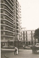 07 ORAN 1972 NOUVEAU BATIMENT PLACE HOCHE ET ANGLE AVEC LA RUE D INKERMANN AU FOND RUE D ARZEW